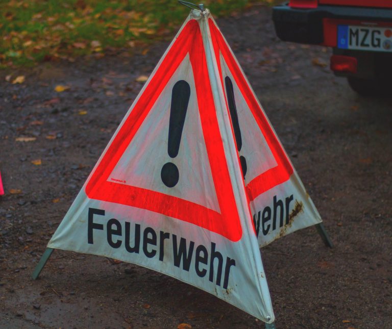 Brand einer Hecke in Saarfels